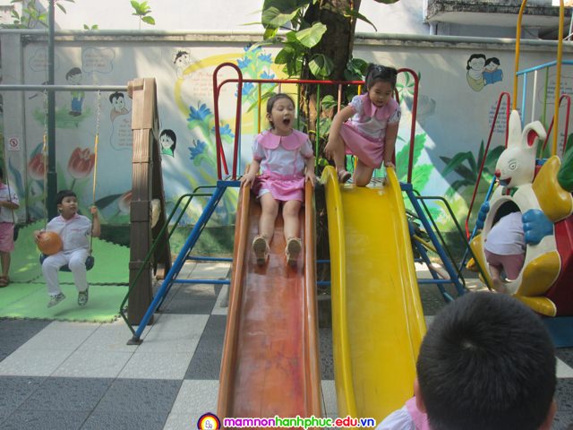 Chăm sóc sức khỏe cho bé ngày hè